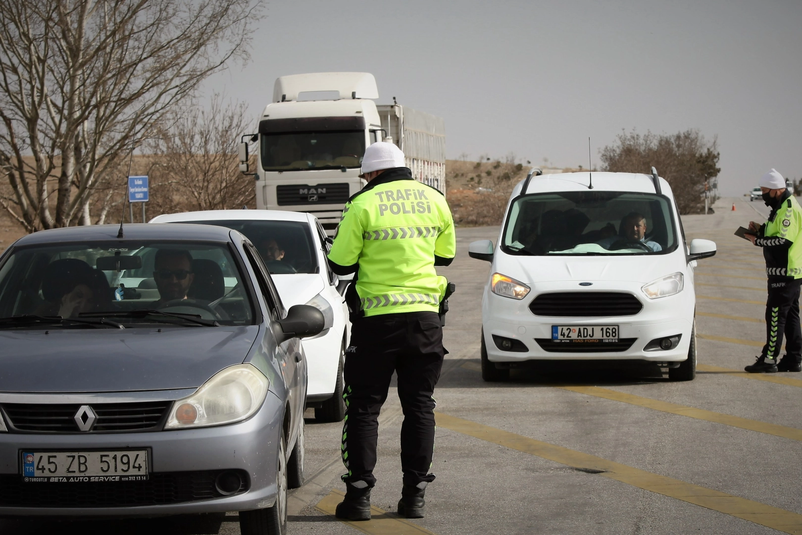 Bayram tatili bitti, dönüş yolundaki sürücülere hayati ‘yol hipnozu' uyarısı haberinin görseli