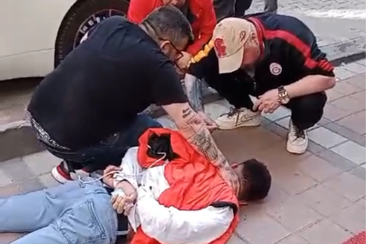 Ünlü oyuncu Rambo Berk sokakta adaleti kendi elleriyle sağladı: Hırsızı yere yatırıp ters kelepçe yaptım haberinin görseli