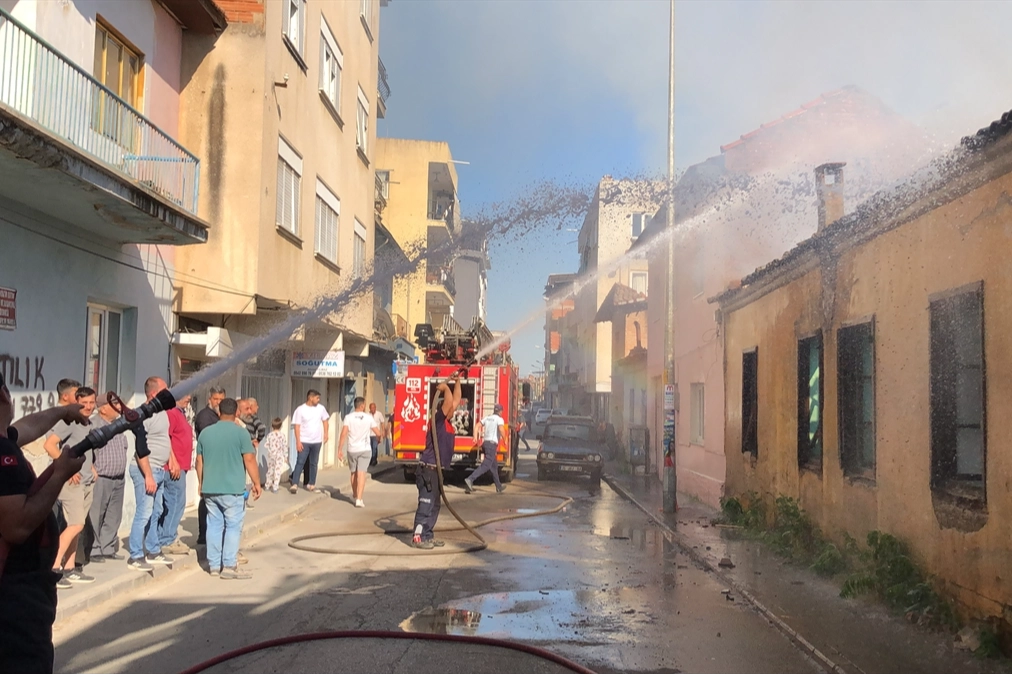 Aydın'da metruk binada yangın çıktı! haberinin görseli