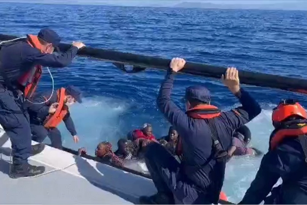 Yunanistan’ın geri ittiği can salı battı! 13 düzensiz göçmen kurtarıldı haberinin görseli