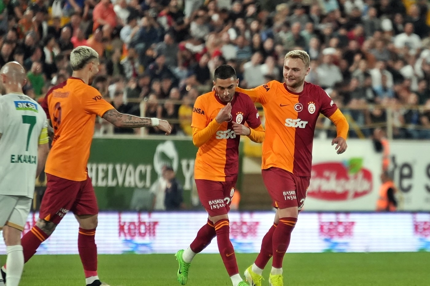 Galatasaray, Antalya'da farklı kazandı haberinin görseli