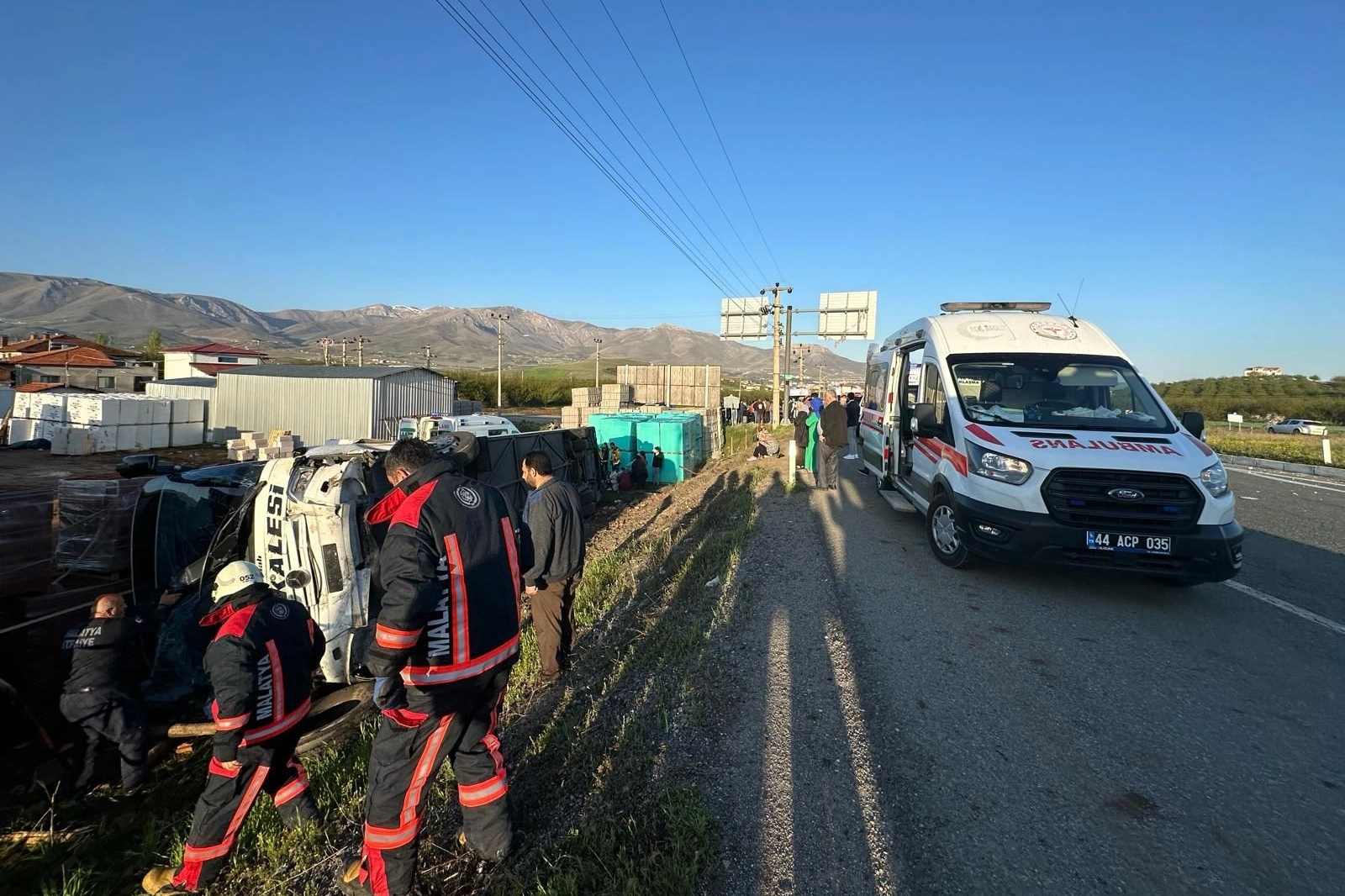 Malatya’da feci kaza: Yolcu otobüsü devrildi, çok sayıda yaralı var haberinin görseli