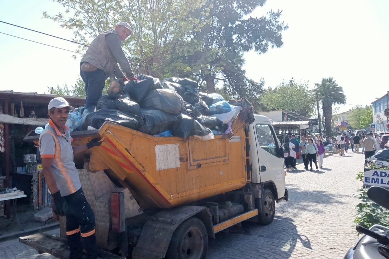 Ünlü tatil beldesinde 15 bin ton çöp toplandı!