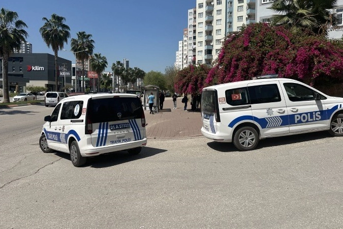 Adana’da otomobil otobüs durağına girdi! Çok sayıda yaralı var haberinin görseli
