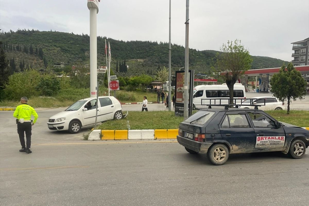 Aydın'daki kazada iki otomobil çarpıştı: Yaralılar var haberinin görseli
