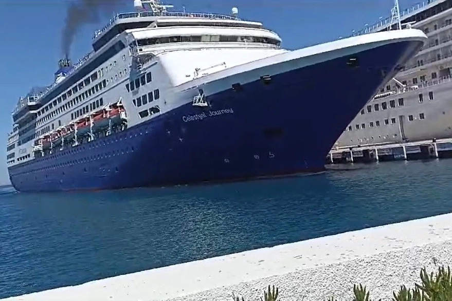 Aydın Kuşadası’nda dev gemi iskeleye çarptı haberinin görseli