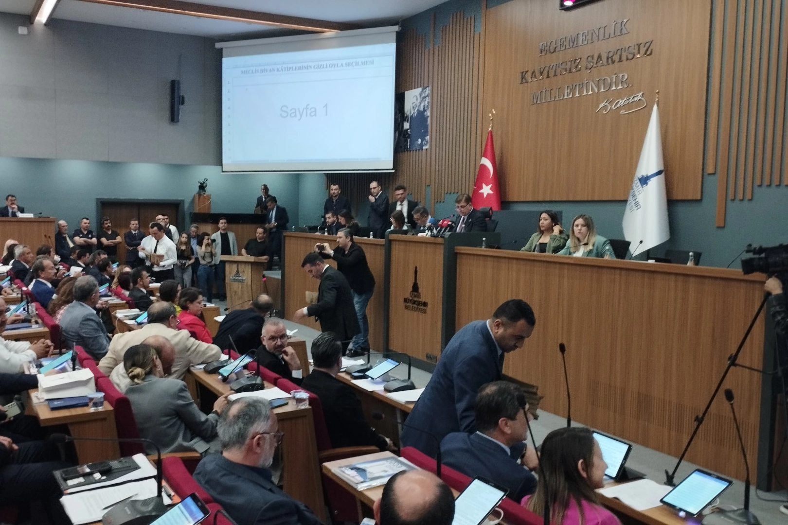 İlk meclis toplandı: Yeni dönemde partileri o isimler temsil edecek