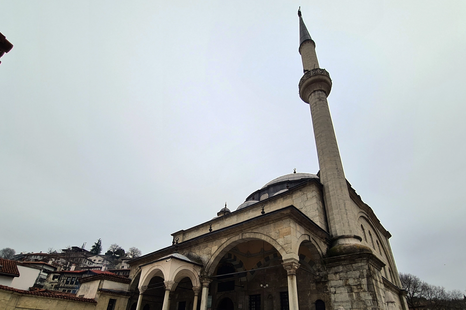 Minaresinin eğikliği ile asırlara meydan okuyan camiye büyük ilgi haberinin görseli