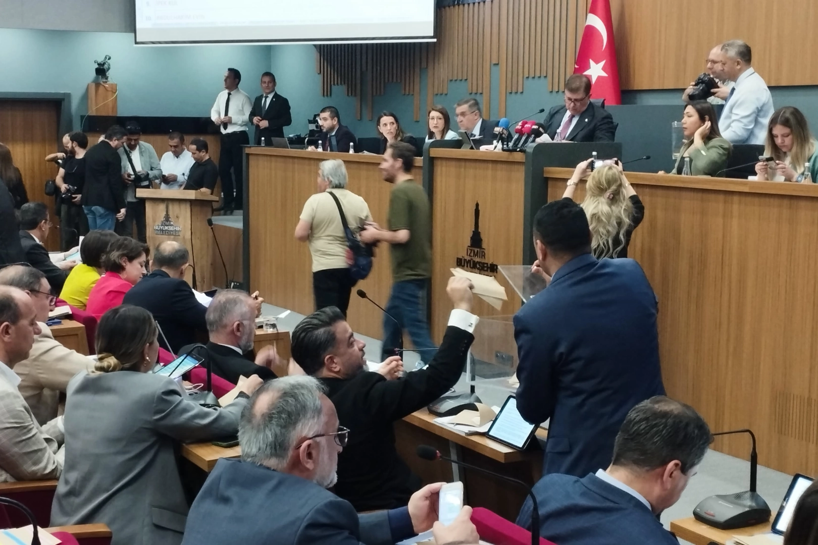 Yeni dönemin ilk meclisinde görevler dağıtıldı: Meclis’e kim vekalet edecek? haberinin görseli