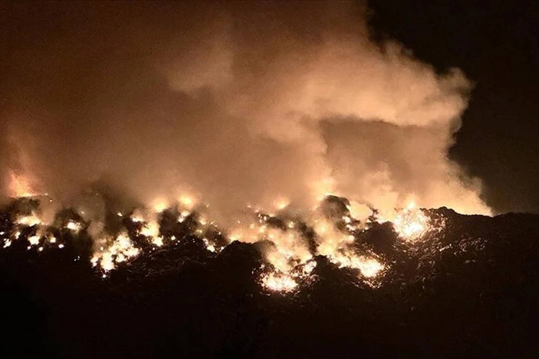 Artvin'de çöp sahasında yangın: Metan gazı patladı haberinin görseli