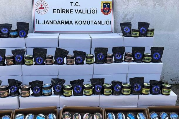 Kamyonetten 1 ton kaçak nargile tütünü çıktı haberinin görseli