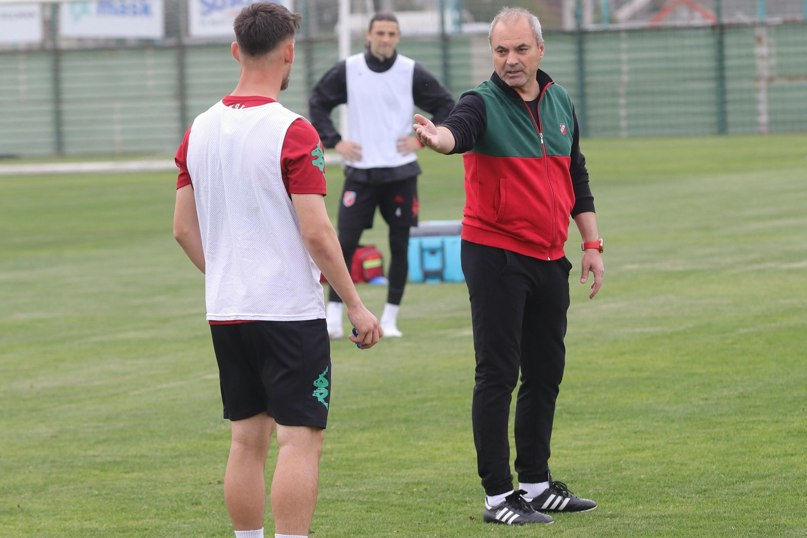 Karşıyaka'da suni çim futbolcuları sakatladı haberinin görseli