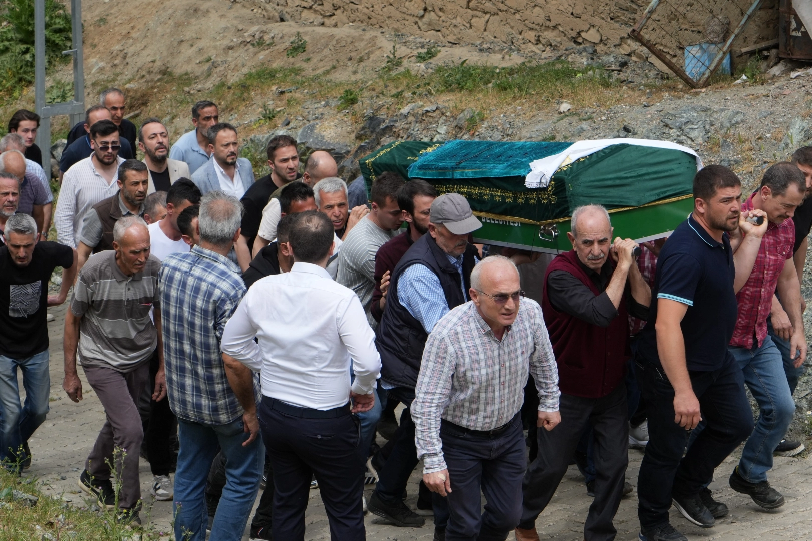 Seçimlerde muhtar seçildi: Mazbatayı alacağı gün kalbine yenik düştü! haberinin görseli