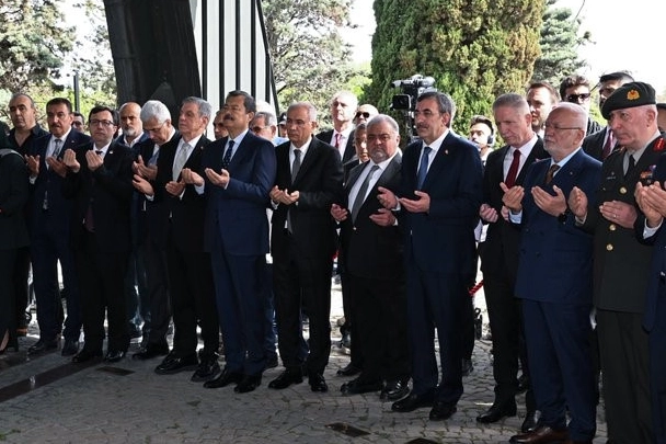 Turgut Özal mezarı başında anıldı haberinin görseli