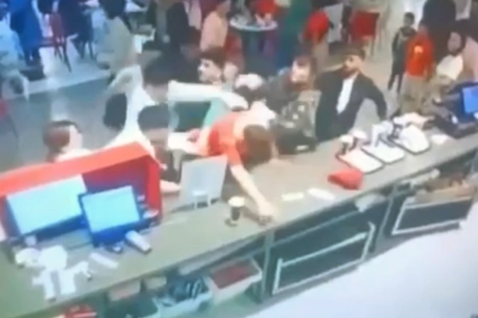 Yemeği beğenmedi, garsonu dövdü! haberinin görseli