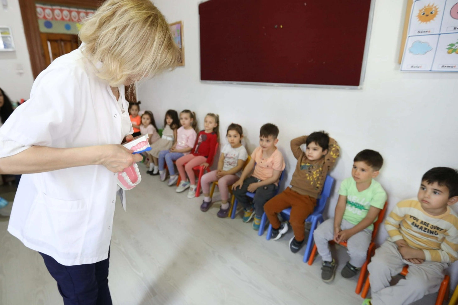 Buca Belediyesi anaokulu öğrencilerini diş fırçalama konusunda bilinçlendiriyor