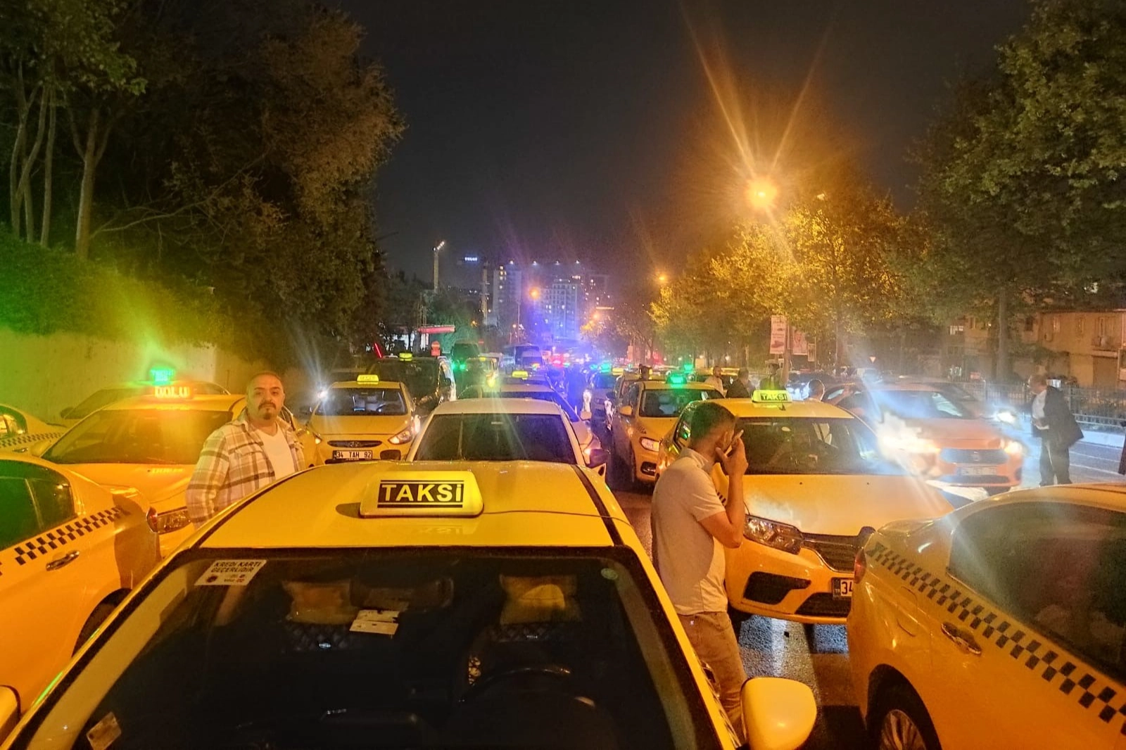 İstanbul'daki taksici cinayetinin ardından meslektaşları sokağa döküldü: Azrailimizi yanımızda taşıyoruz haberinin görseli