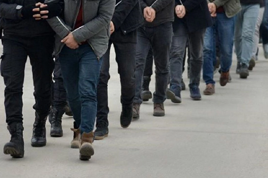 İzmir'de FETÖ operasyonu: Şüpheli işlem bilgileri tespit edilen 12 kişiye gözaltı haberinin görseli