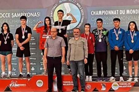 Karabağlar Belediyesi sporcularından, Mersin'de şampiyonluk zaferi haberinin görseli