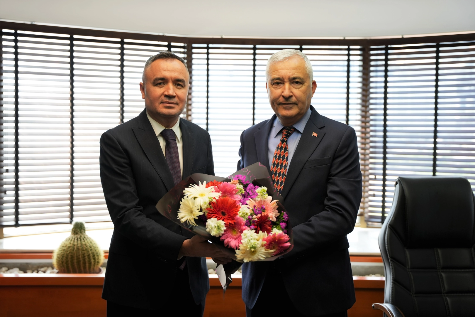 Kaymakam Sarı'dan Başkan Türkmen'e 'hayırlı olsun' ziyareti haberinin görseli