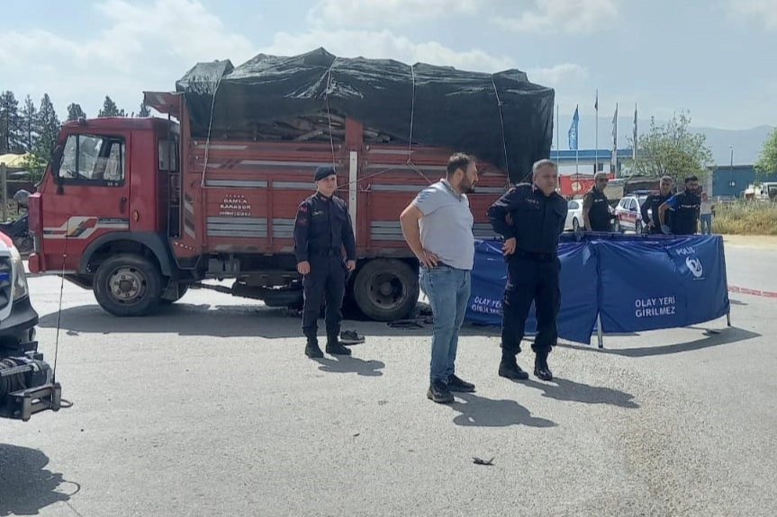 Motosiklet tutkunluğu bir can daha aldı: İzmir'de polisler ihbar üzerine gittiği kazada arkadaşlarının cenazesiyle karşılaştı! haberinin görseli