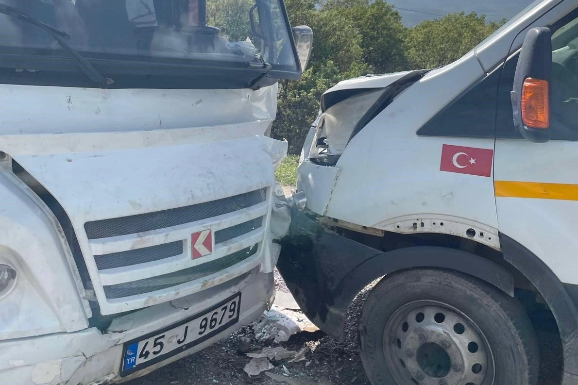 Okul servisi kaza yaptı: Çok sayıda öğrenci yaralandı haberinin görseli