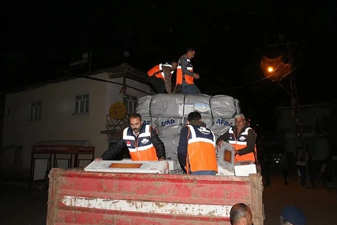 Tokat'ta depremlerin ardı arkası kesilmedi: AFAD vatandaşlara çadır dağıttı haberinin görseli