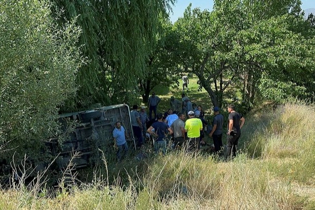 Afyonkarahisar'da minibüs devrildi: Çok sayıda yaralı var!