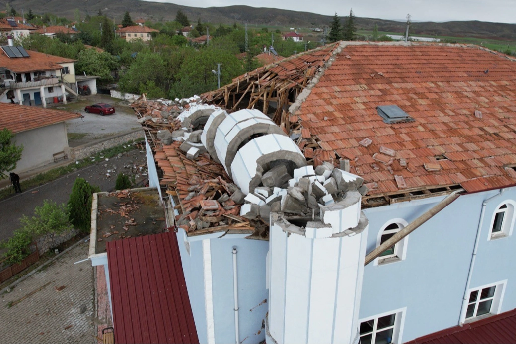Ankara'da şiddetli rüzgar camilerde minare bırakmadı haberinin görseli