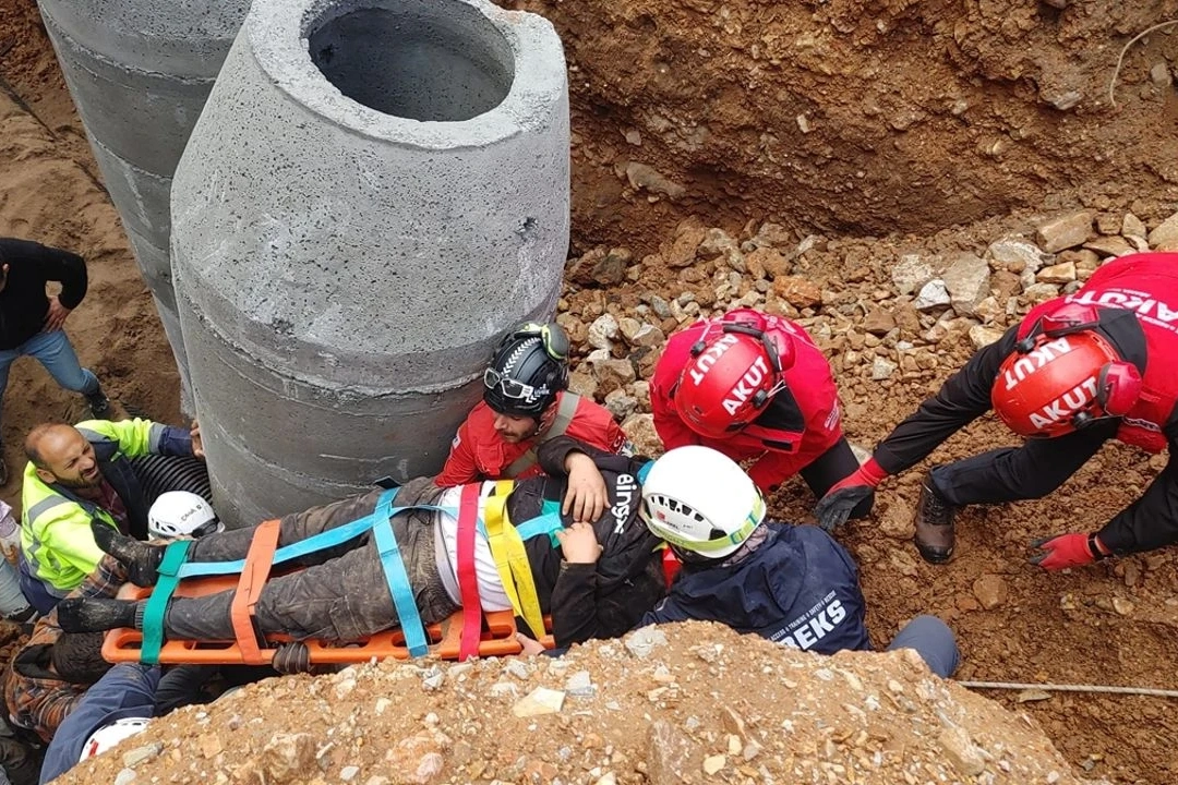 Bodrum'da toprak altında kalan 2 işçi kurtarıldı