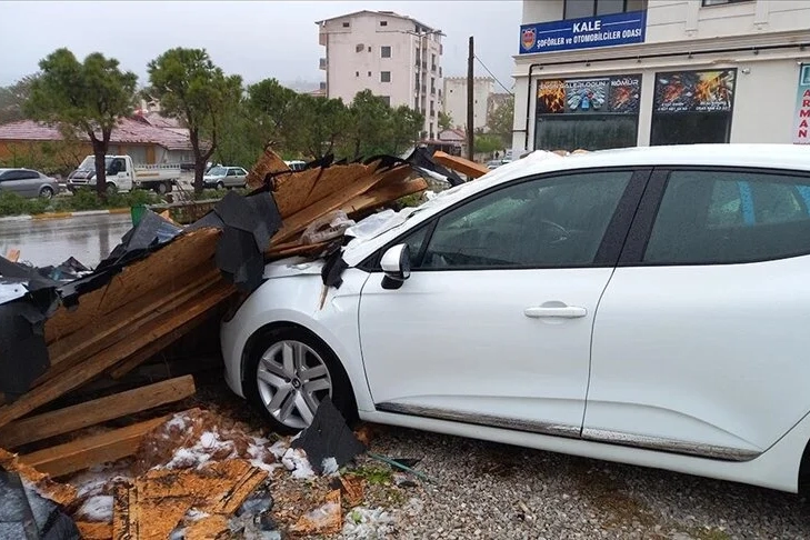 Fırtına ve sağanak birçok ilde hayatı felç etti