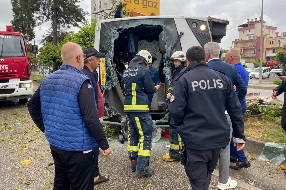 İşçileri taşıyan servis kaza yaptı: Çok sayıda yaralı var!