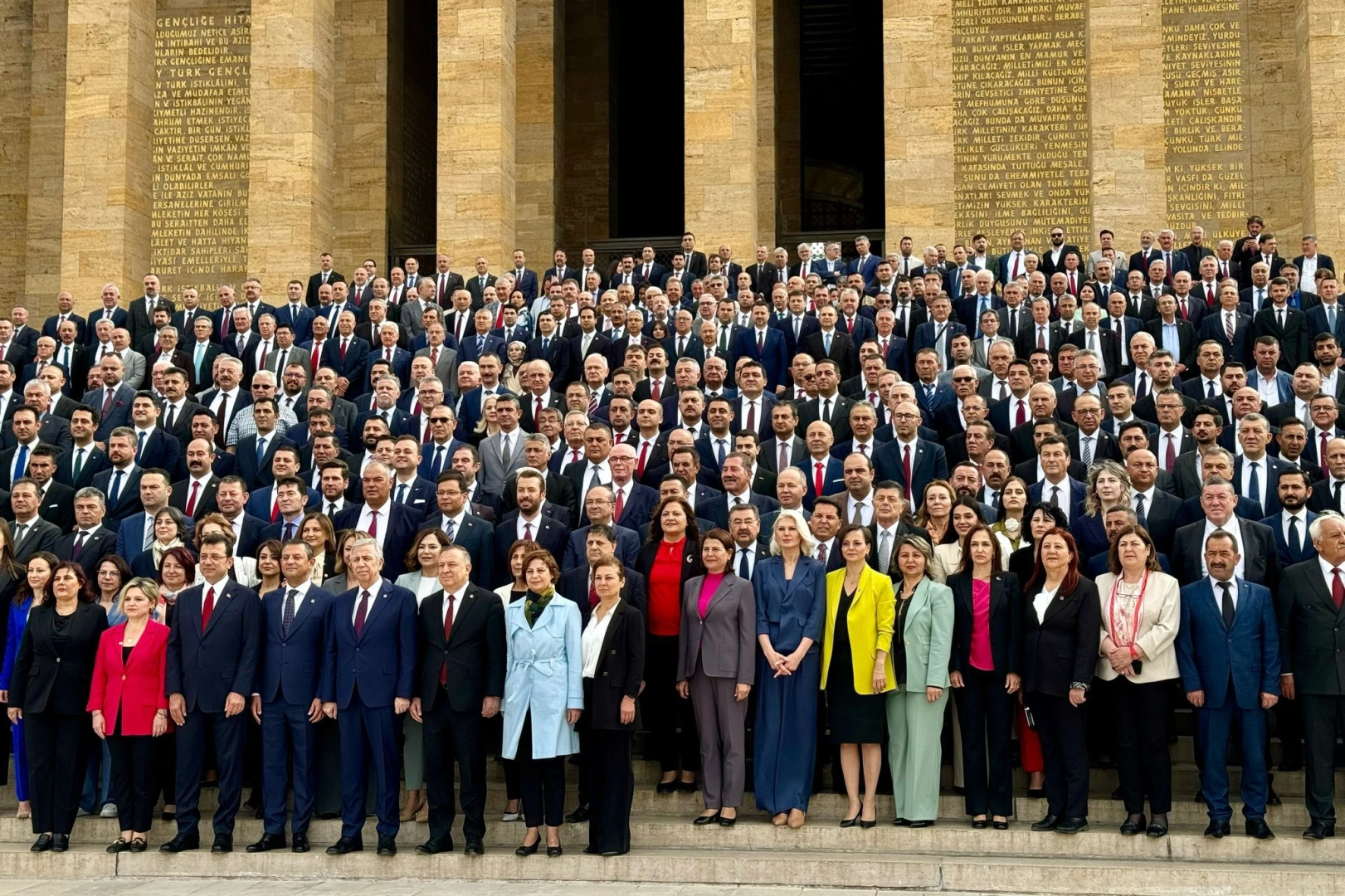 İzmirli başkanlar, Yerel Yönetimler Çalıştayı öncesinde Anıtkabir'i ziyaret etti