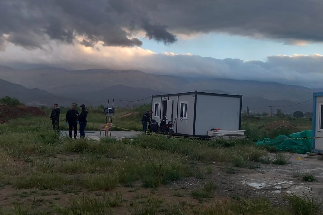 Manisa'da konteynerde yaşayan bekçi pompalı tüfekle öldürüldü