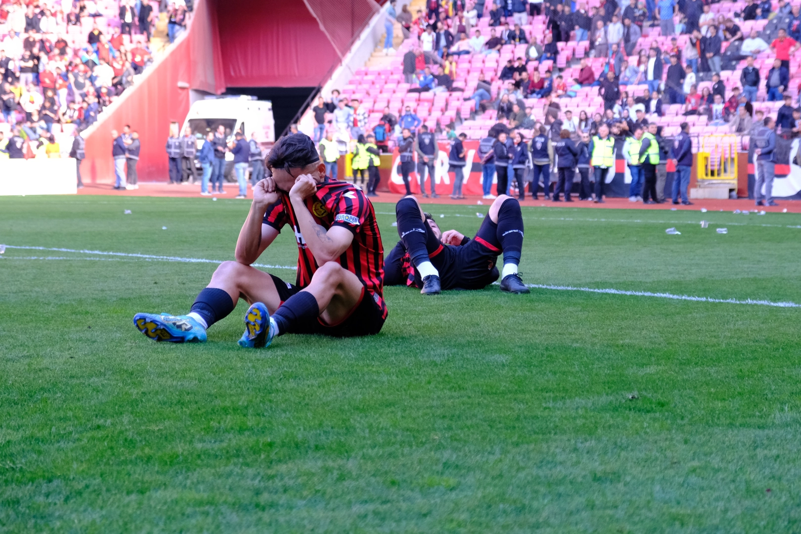 Bal Ligi’nden çıkamayan Eskişehirsporlu futbolcular gözyaşlarına hakim olamadı