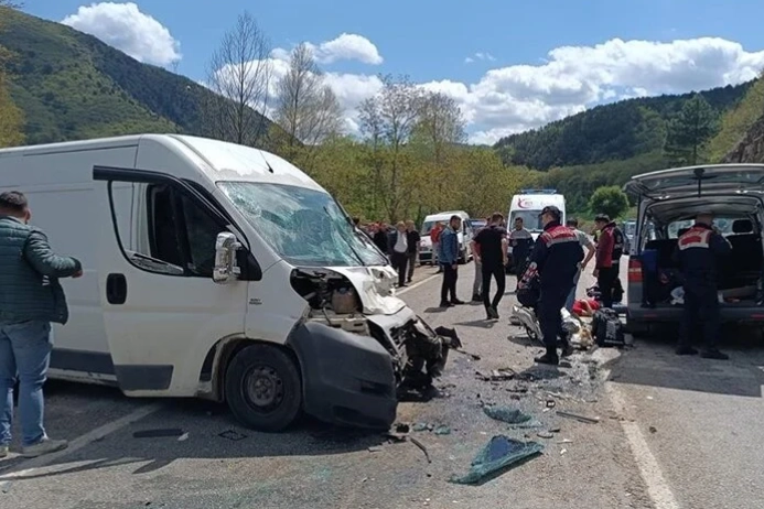 Bolu'da feci kaza! İki panelvan çarpıştı: Çok sayıda yaralı var!