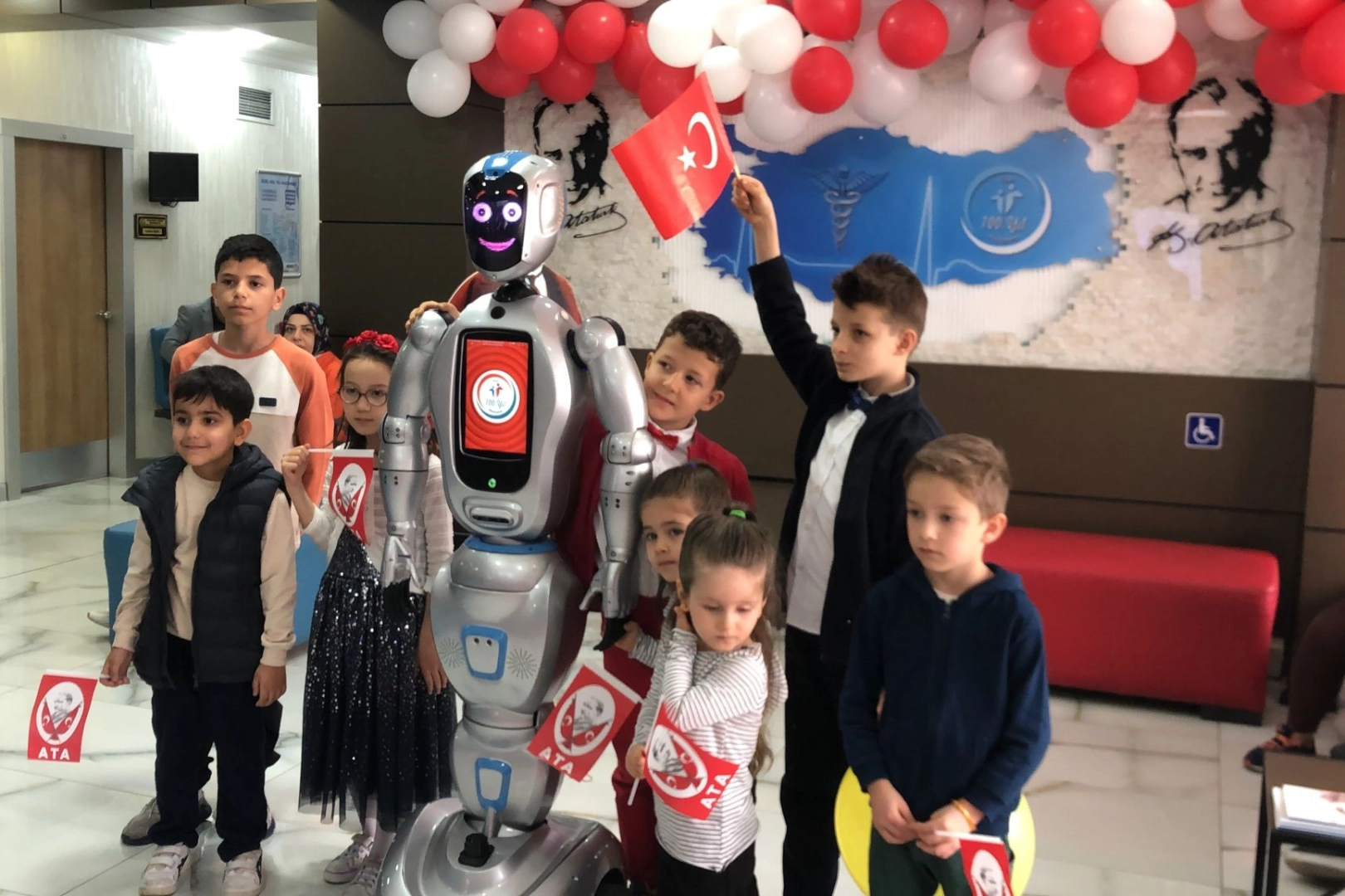 Hastanede tedavi gören çocuklara 23 Nisan sürprizi: Robot Ada