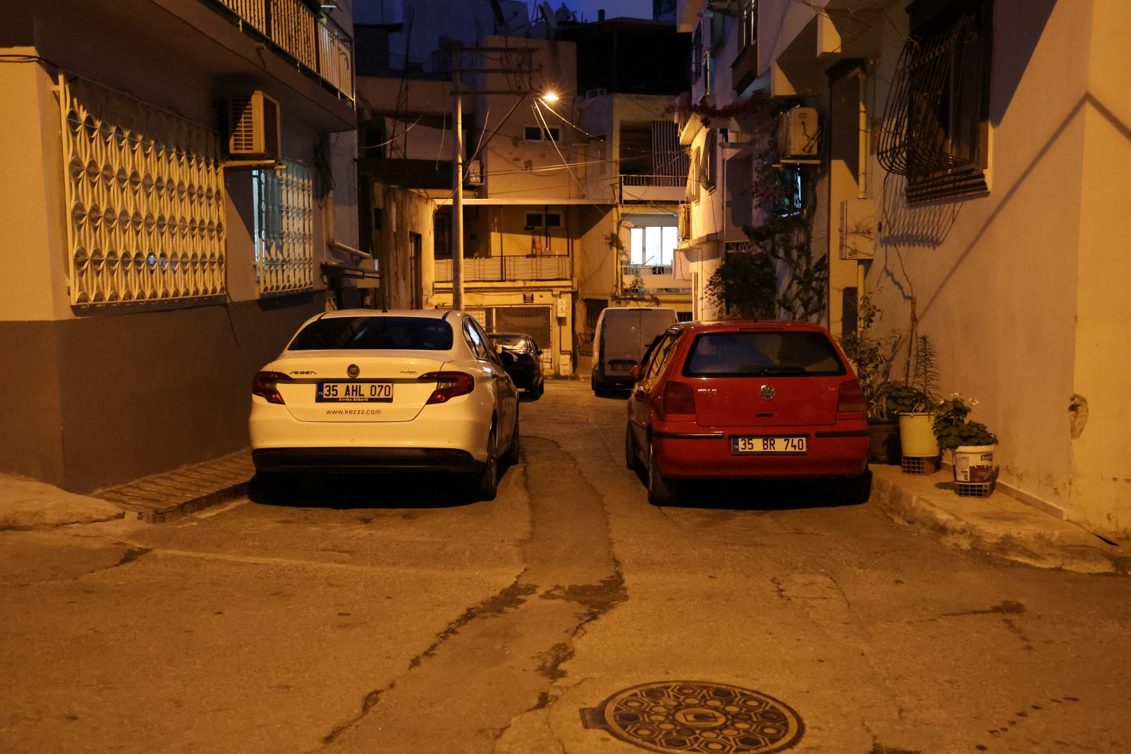 İzmir’de trafik çilesi dur durak bilmiyor: Araçlarını yola park eden sürücülere tepki yağdı!