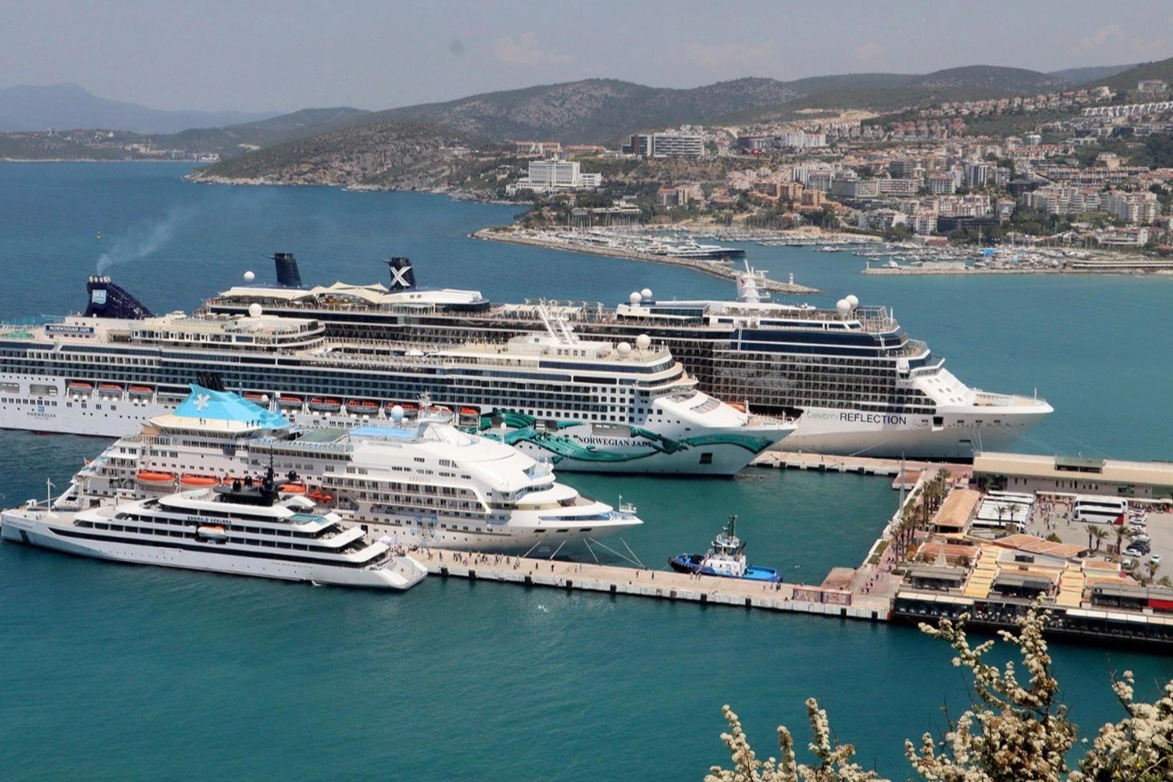 Kuşadası’nda kruvaziyerler esnafın yüzünü güldürdü