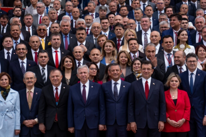 Özel : 2028 için varınızı yoğunuzu ortaya koyun. Kibre kapılmayın, seçim başarısını abartmayın haberinin görseli