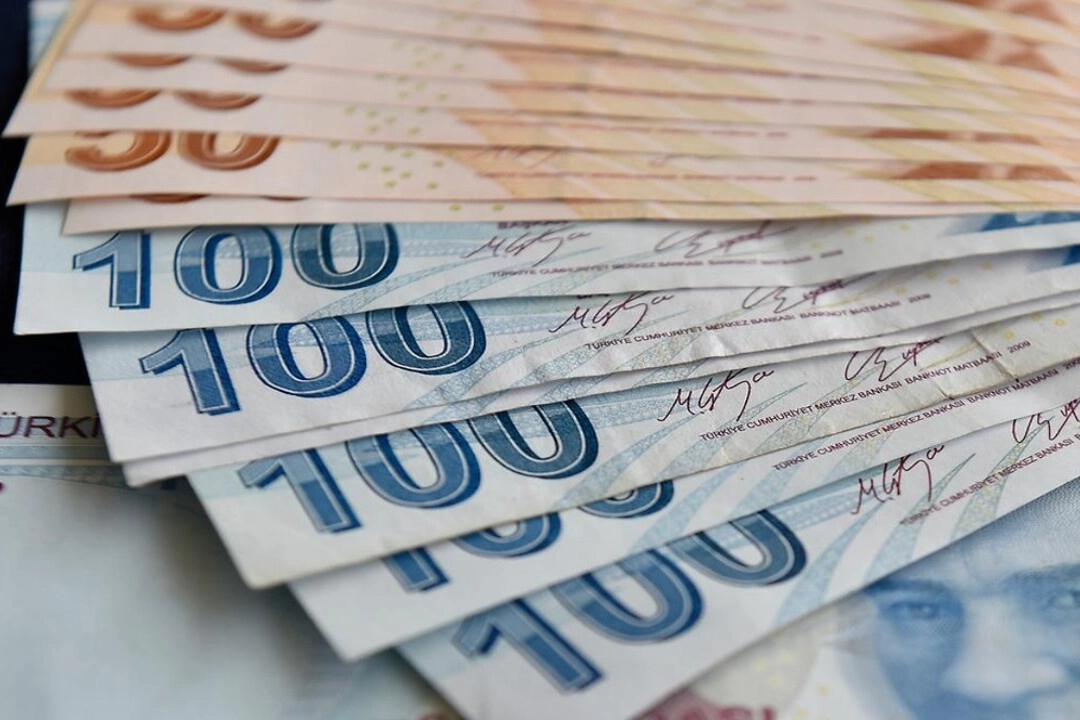 Emekliler geceden beri bankanın kapısında nöbet tutuyor! O banka promosyonda fitili ateşledi haberinin görseli