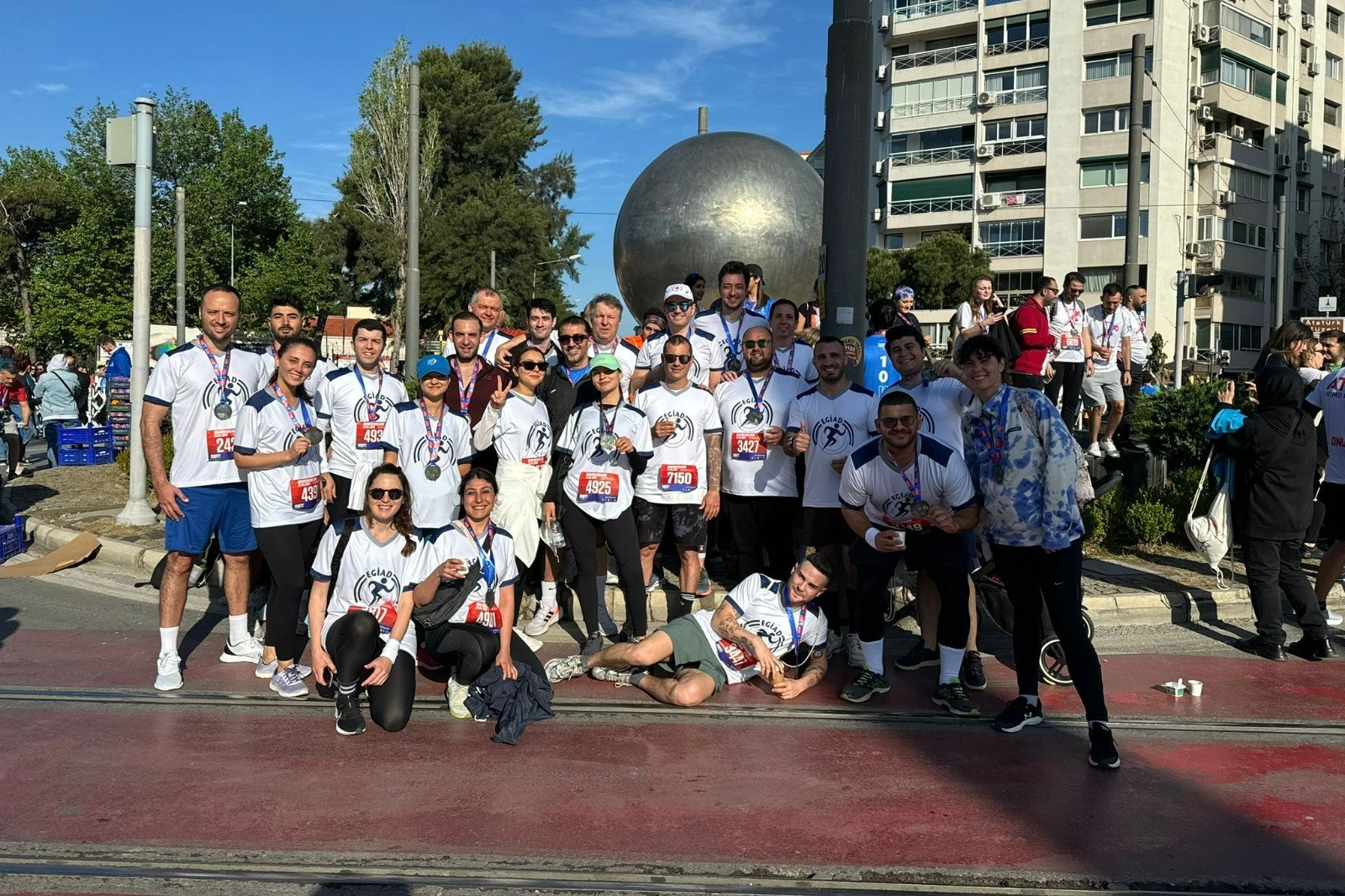 İzmir haber: Maraton İzmir'e EGİAD Ortaokulu Spor Salonu için katıldılar