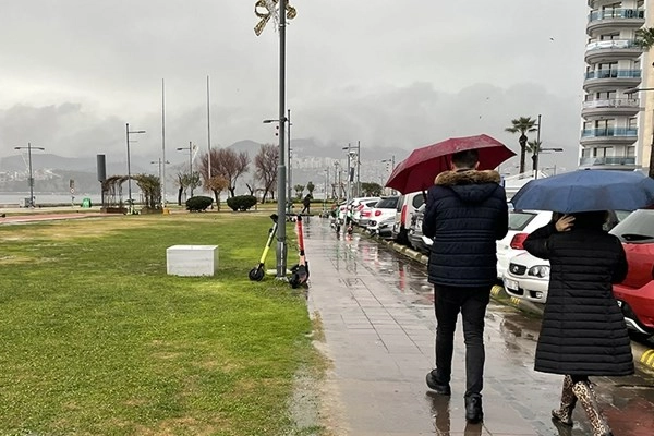 Meteoroloji uyardı: İzmir'e sağanak yağış ve toz taşınımı bekleniyor haberinin görseli