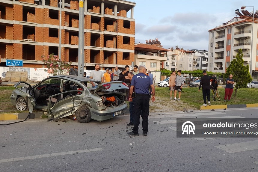 Muğla'da iki otomobil çarpıştı: Çok sayıda kişi yaralandı