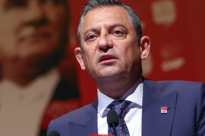 Özel’den başkanlara uyarı: Çakarlı araçlardan uzak durun! haberinin görseli