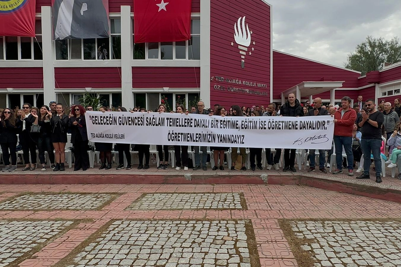 Velilerden özel okul yönetimine protesto: Öğretmenlerimizin yanındayız