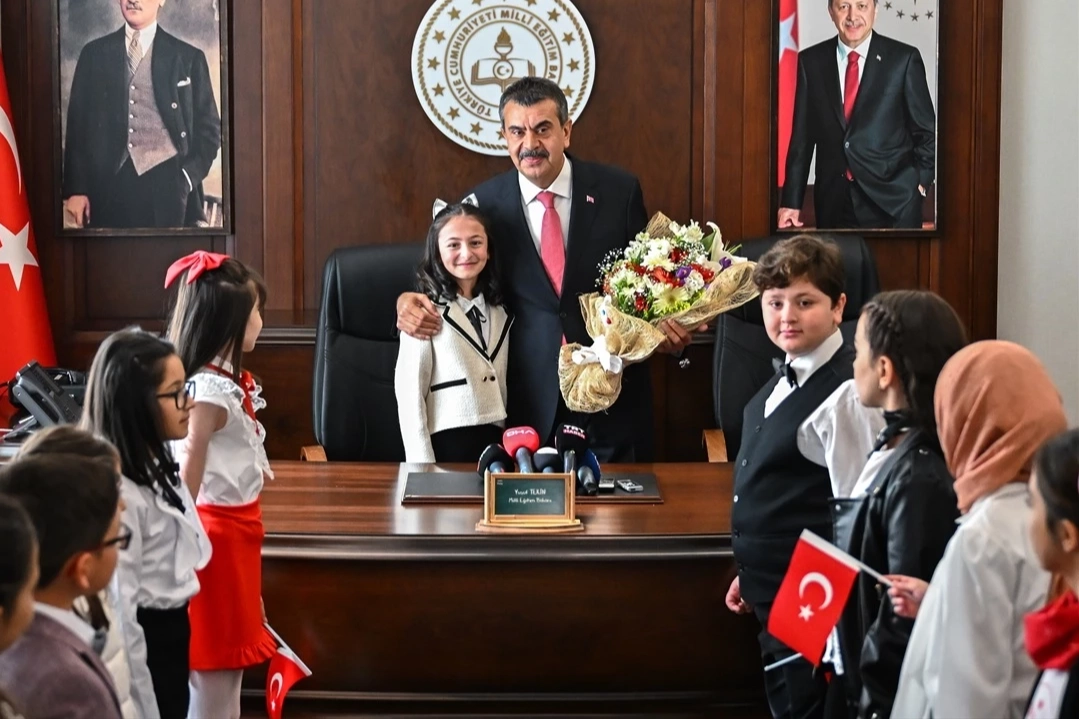 Bakan Tekin koltuğunu 12 yaşındaki Irmak'a devretti haberinin görseli