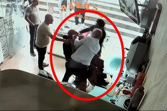Dili boğazına kaçan adamı önce kurtardı, sonra tıraş etti haberinin görseli