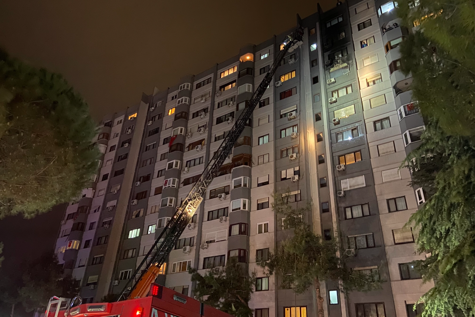 İstanbul'da 15 katlı binada yangın paniği haberinin görseli