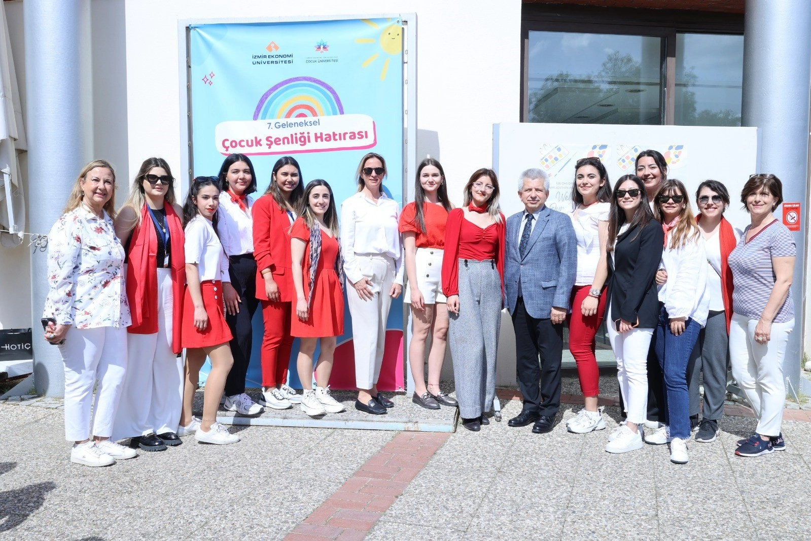 İzmir Ekonomi Üniversitesi'nden çocuklara 23 Nisan eğlencesi